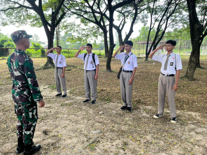 Babinsa Pratu M. Hanafi Berikan Komsos Pancasila Kepada Siswa SMAN 2 Mandau