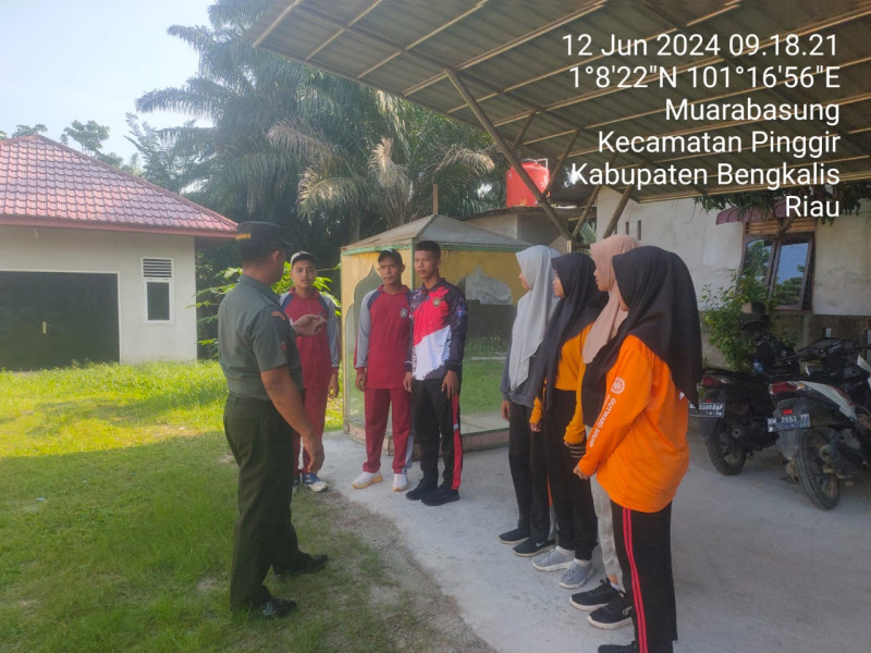 Babinsa Kopda Bambang Berikan Komsos Pancasila Kepada Siswa di Desa Muara Basung