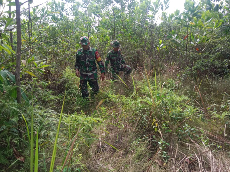 Terus Laksanakan Patroli, Babinsa Koramil 03/Mandau Sertu Robbi dan Serda Fikri di RT 02 RW 03 Tasik Serai Timur