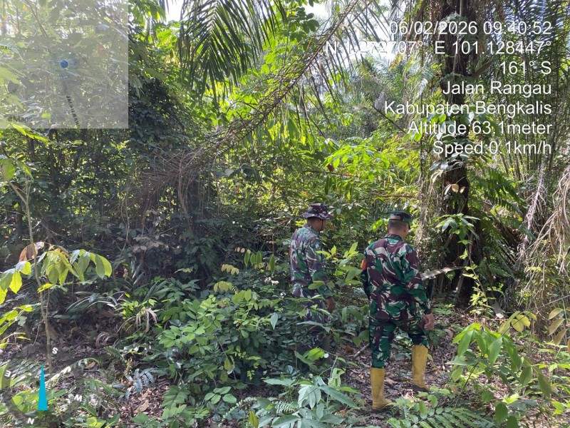 Babinsa Serka Ristiyo, Sertu Fikri, Serda Riza Patroli Karhutla di jalan Rangau, Kelurahan Pematang Pudu