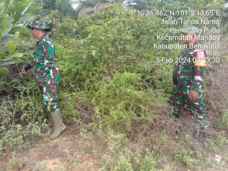 Upaya Cegah Karhutla, Babinsa Pelda Yulihar, Sertu Roy P., Sertu Handoko, di Jalan Tegar Kelurahan Pematang Pudu