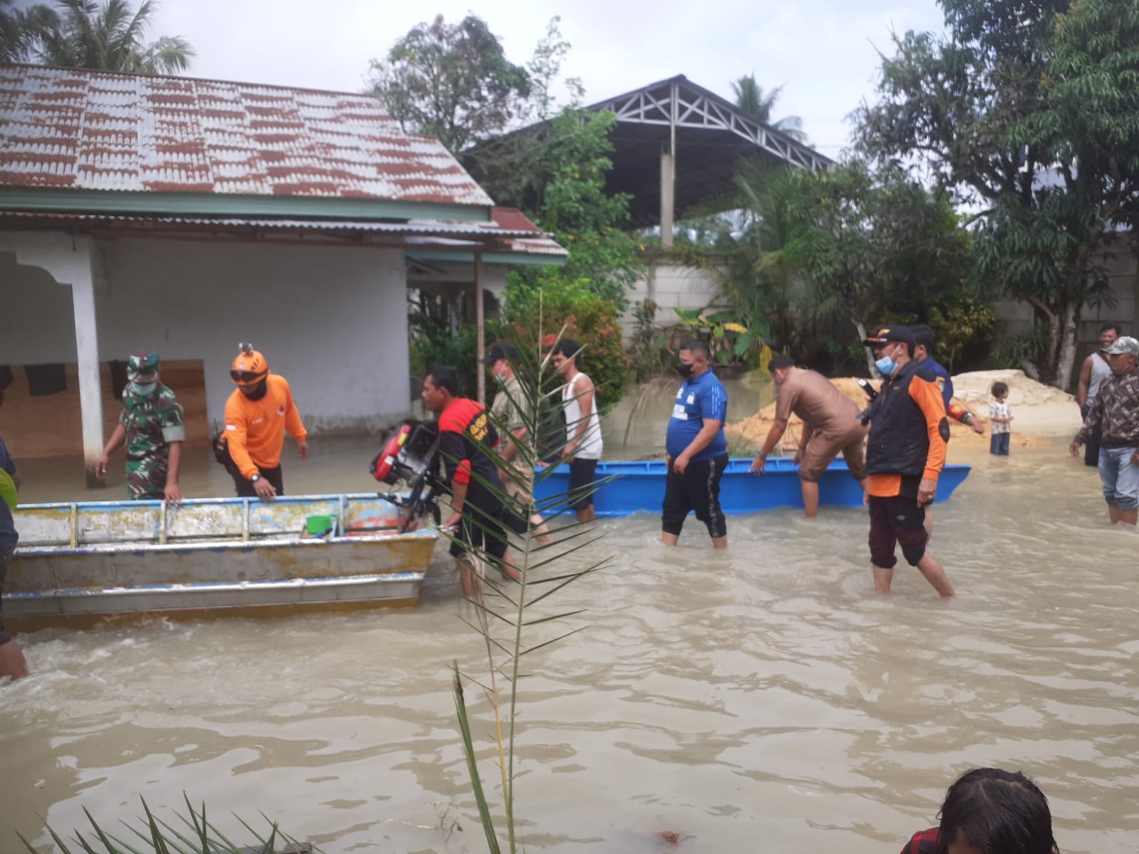 Danramil 03/Mandau Bersama Camat Tinjau Musibah Banjir di Kecamatan Mandau