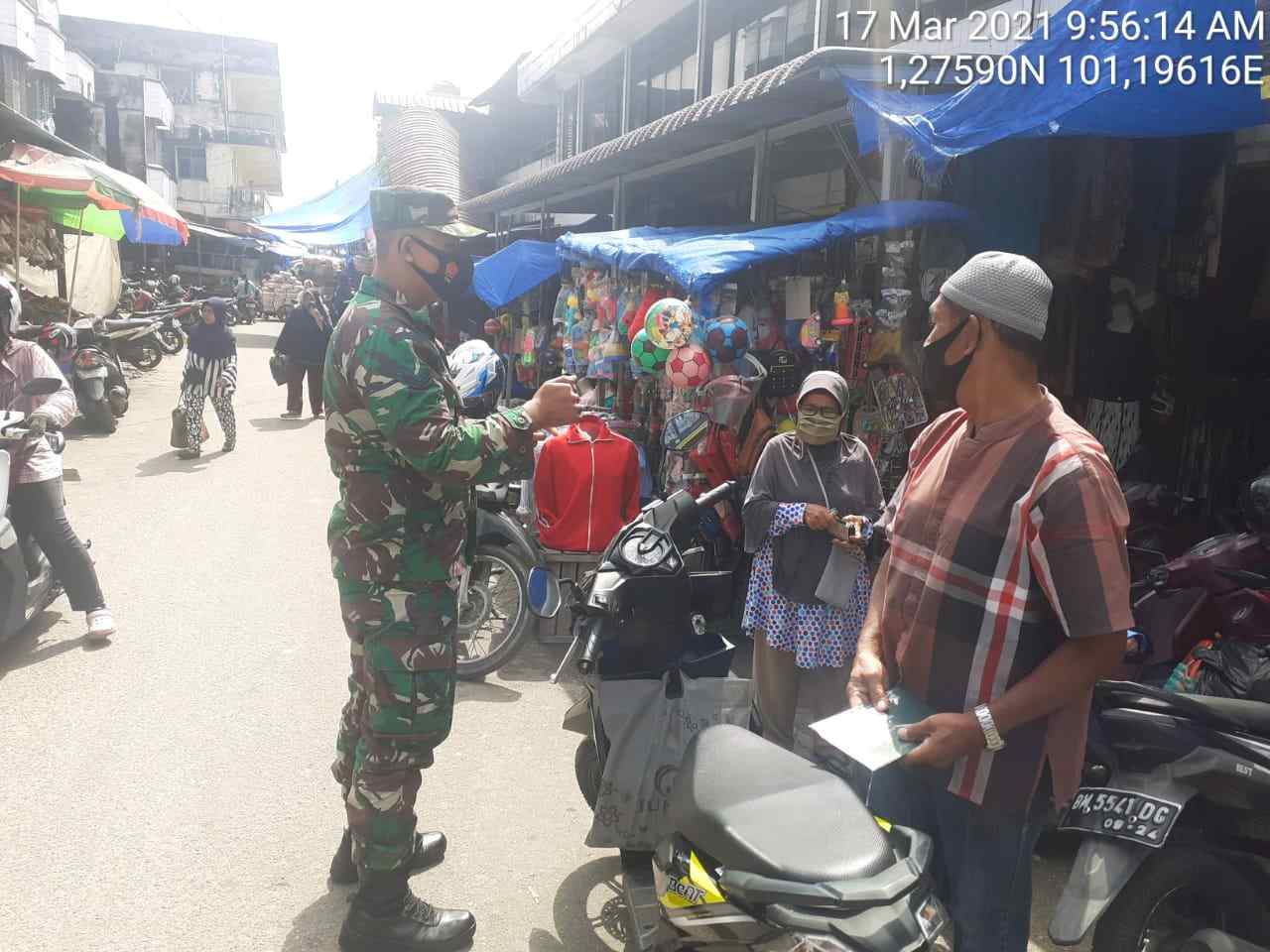 Sertu Agung dan Anggota Koramil 04/Mandau Lainnya Cek Pengunjung Pasar Dewi Sartika