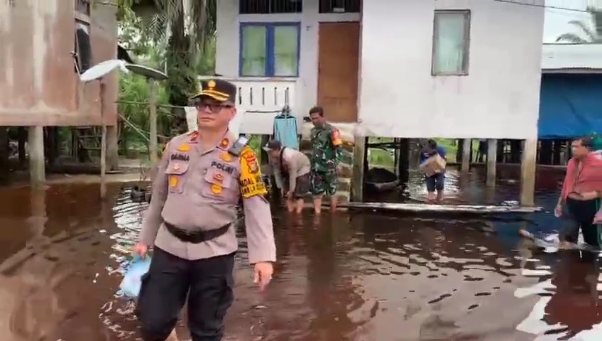 Kunjungi Kampung Sakai Sam-sama, Kapolsek Pinggir Sampaikan Cooling System Jelang Pemilu