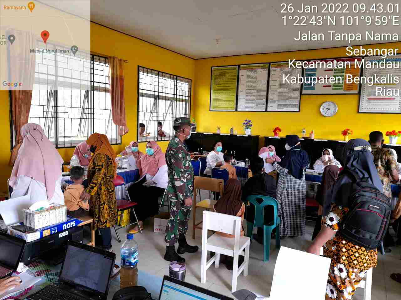 Babinsa Sertu Alinaspi Tinjau Pelaksanaan Vaksinasi di SDN 33 Desa Sebangar