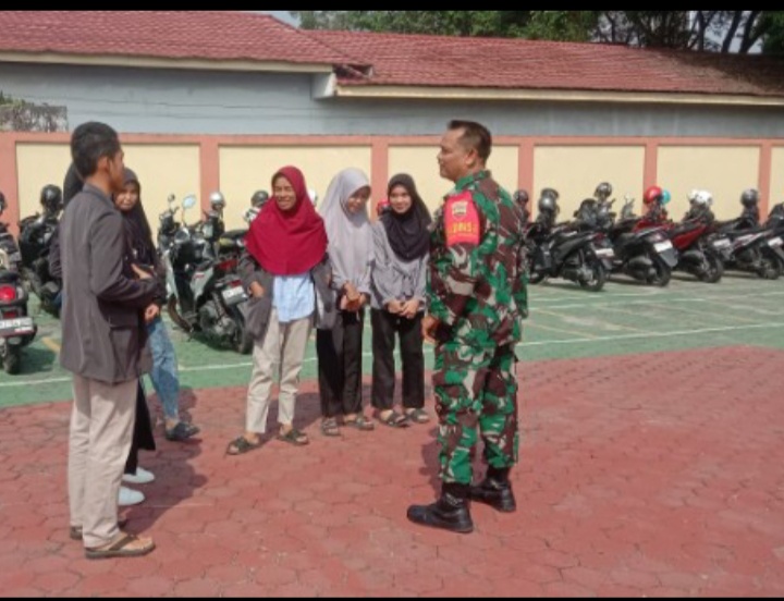 Babinsa Serka Junaidi Berikan Penyuluhan Pancasila Kepada Siswa SMAN 8 Kelurahan Air Jamban, Kampung Pancasila