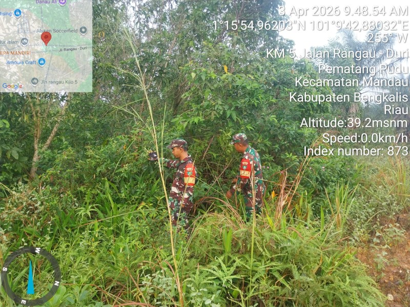 Babinsa Serda Zulkarnain, Pratu D.N Simanungkalit Patroli Karhutla di jalan Ranfau, Mandau