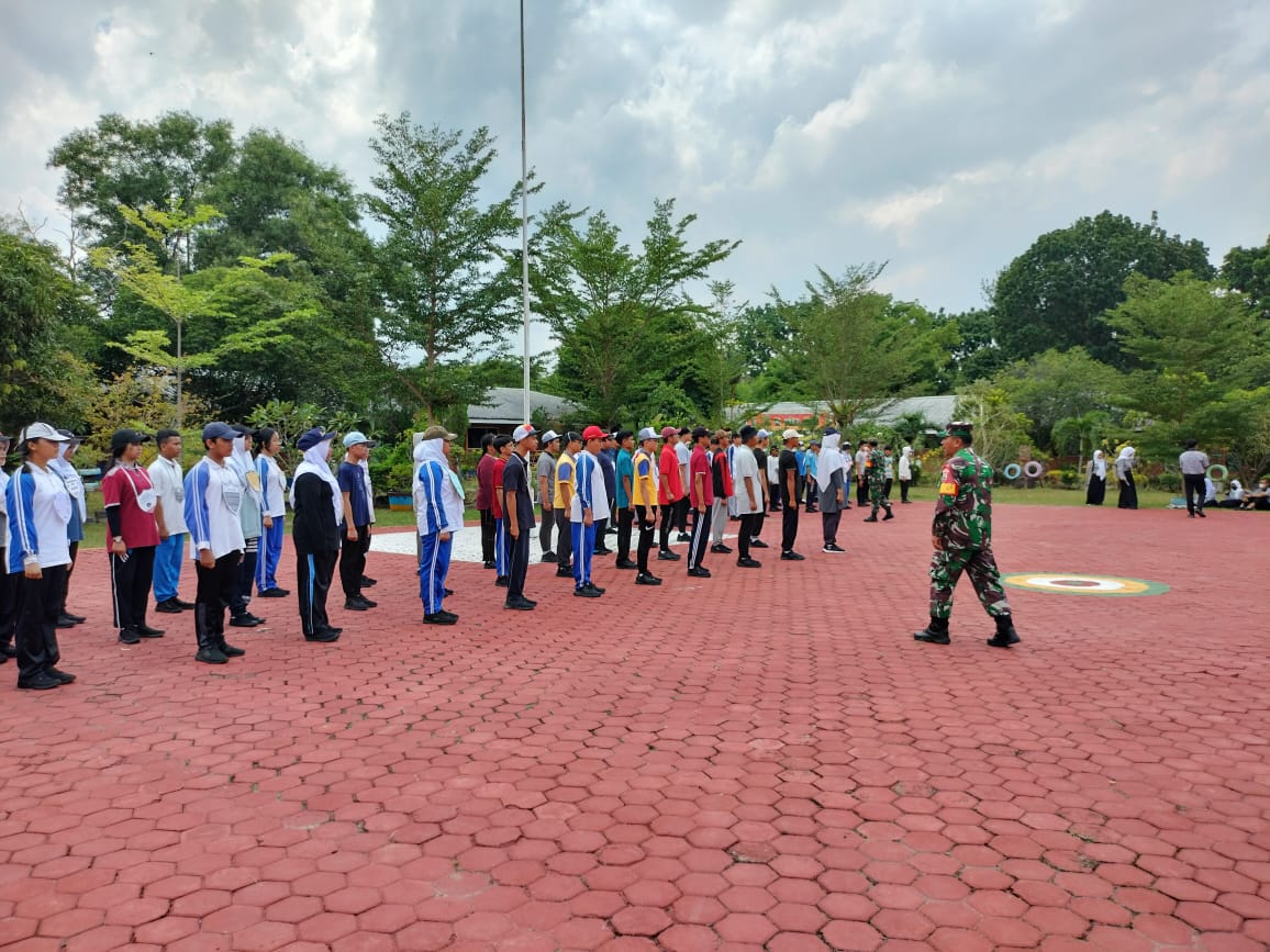 2 Anggota Koramil 03 Mandau Latih PBB Siswa dan Siswi SMAS Cendana