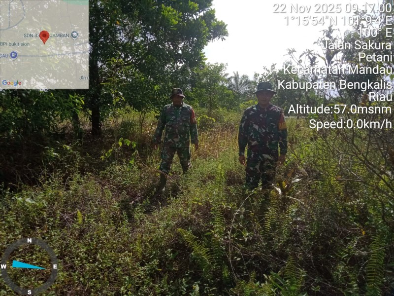 Babinsa Serka Alinasfi, Serda Paino, Patroli Karhutla di Desa Petani, Batsol