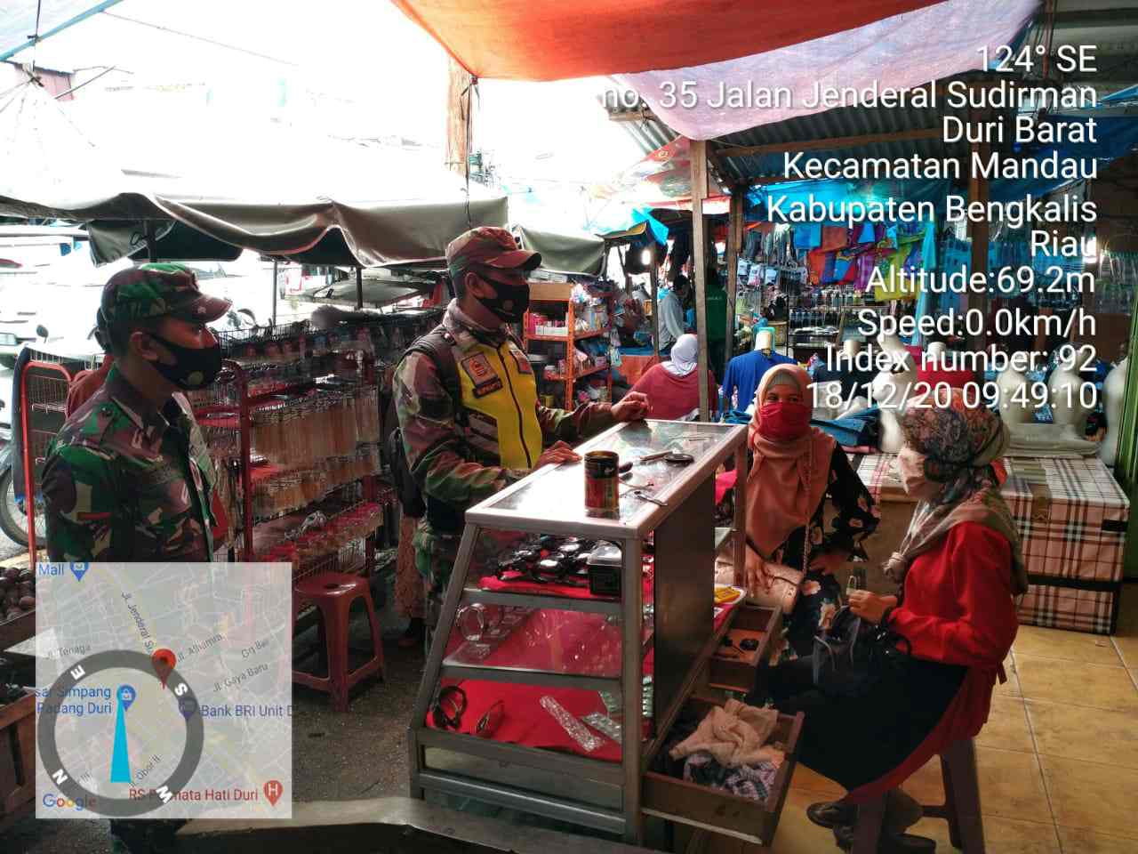 Serma Suprapto Himbau Wajib Masker dan Protkes di Keramaian Pasar Duri