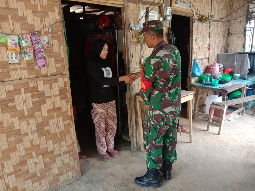 Dikunjungi Bapak Babinsa Sertu Handoko, Ibu Nuraini Berterima Kasih Kepada TNI
