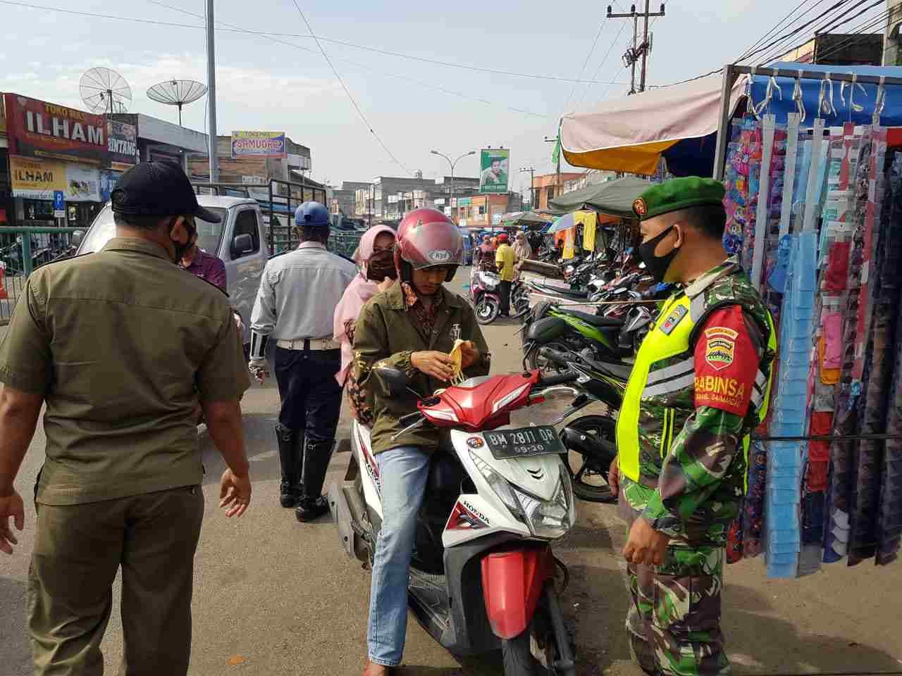 Koptu Heriyadi Ikut Pendisiplinan Kesehatan di Pasar Duri