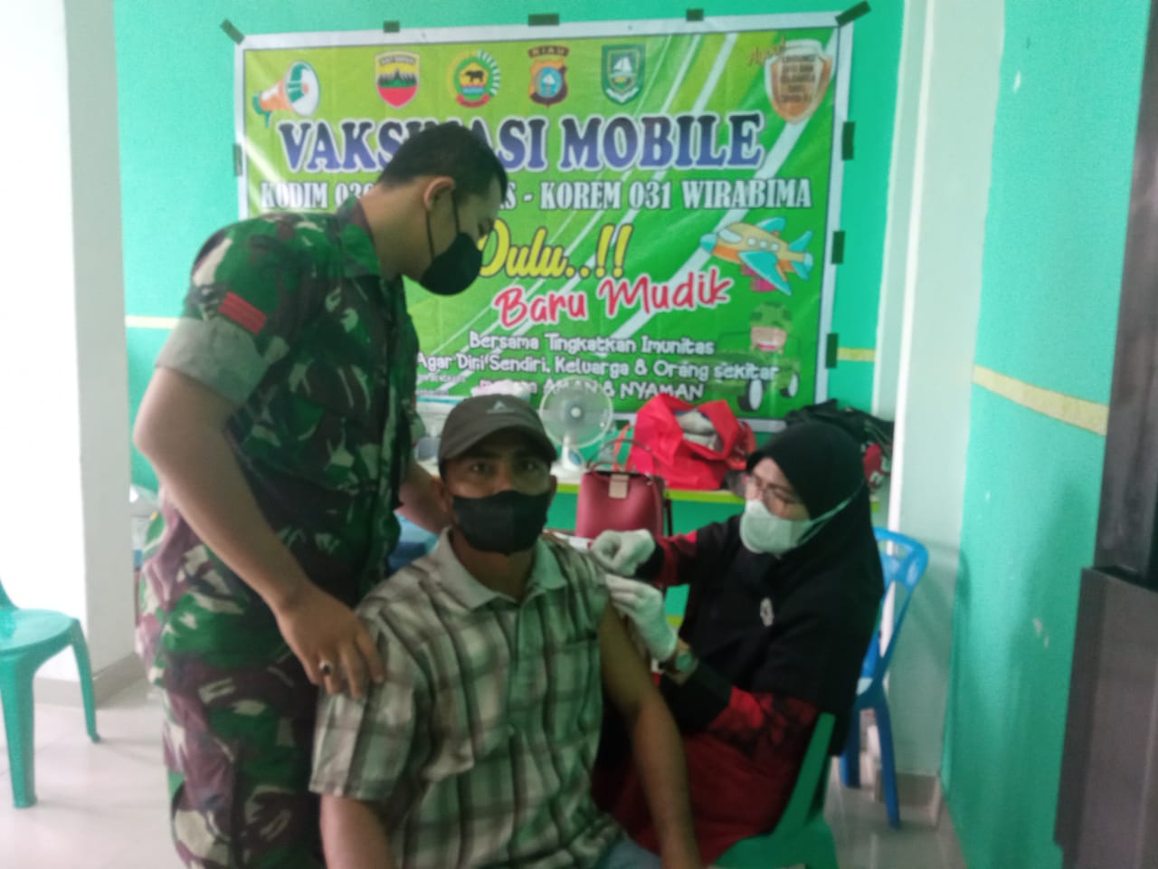 Babinsa Pelda Amiruddin dan Praka Alif Dampingi Vaksinasi Secara Mobile
