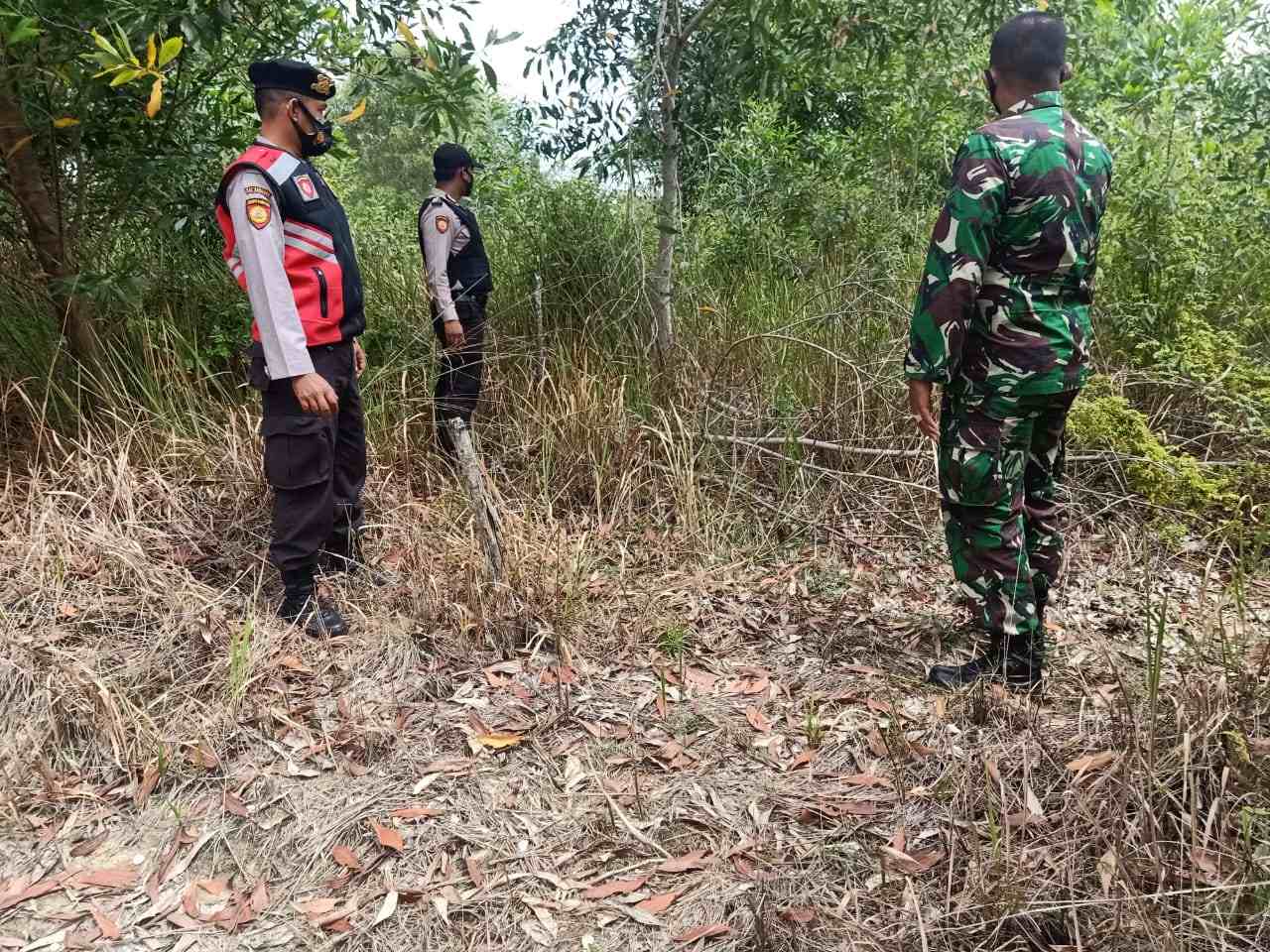 Cegah Karlahut Babinsa Koramil 04/Mandau Serda Junaidi Laksanakan Patroli Bersama