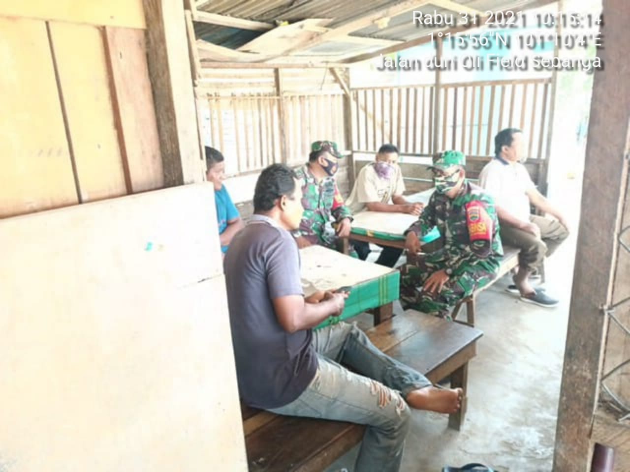 Serka TR. Lase dan Sertu Alinaspi Sosialisasi Karhutla di Kelurahan Pematang Pudu