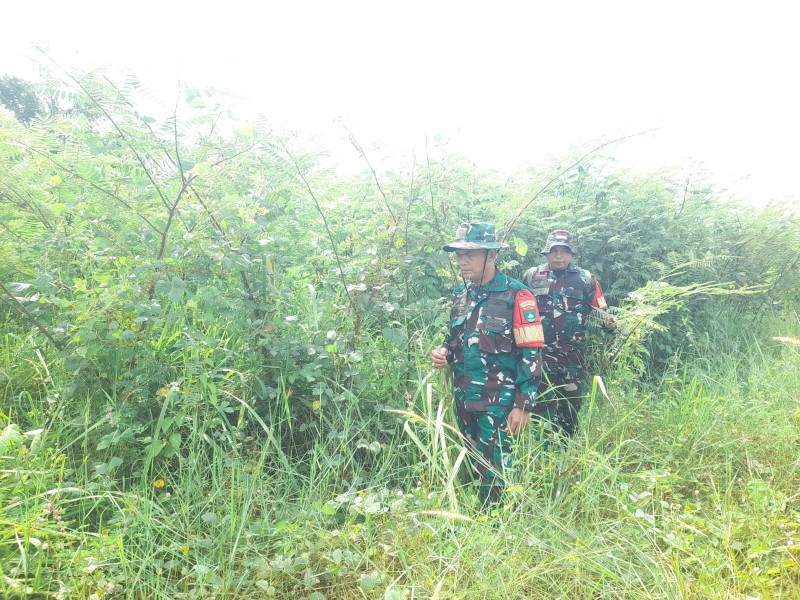 Babinsa Serka Alinaspi, Serda ML. Silaban Patroli Karhutla di Jalan Rangau, Kecamatan Bathin Solapan