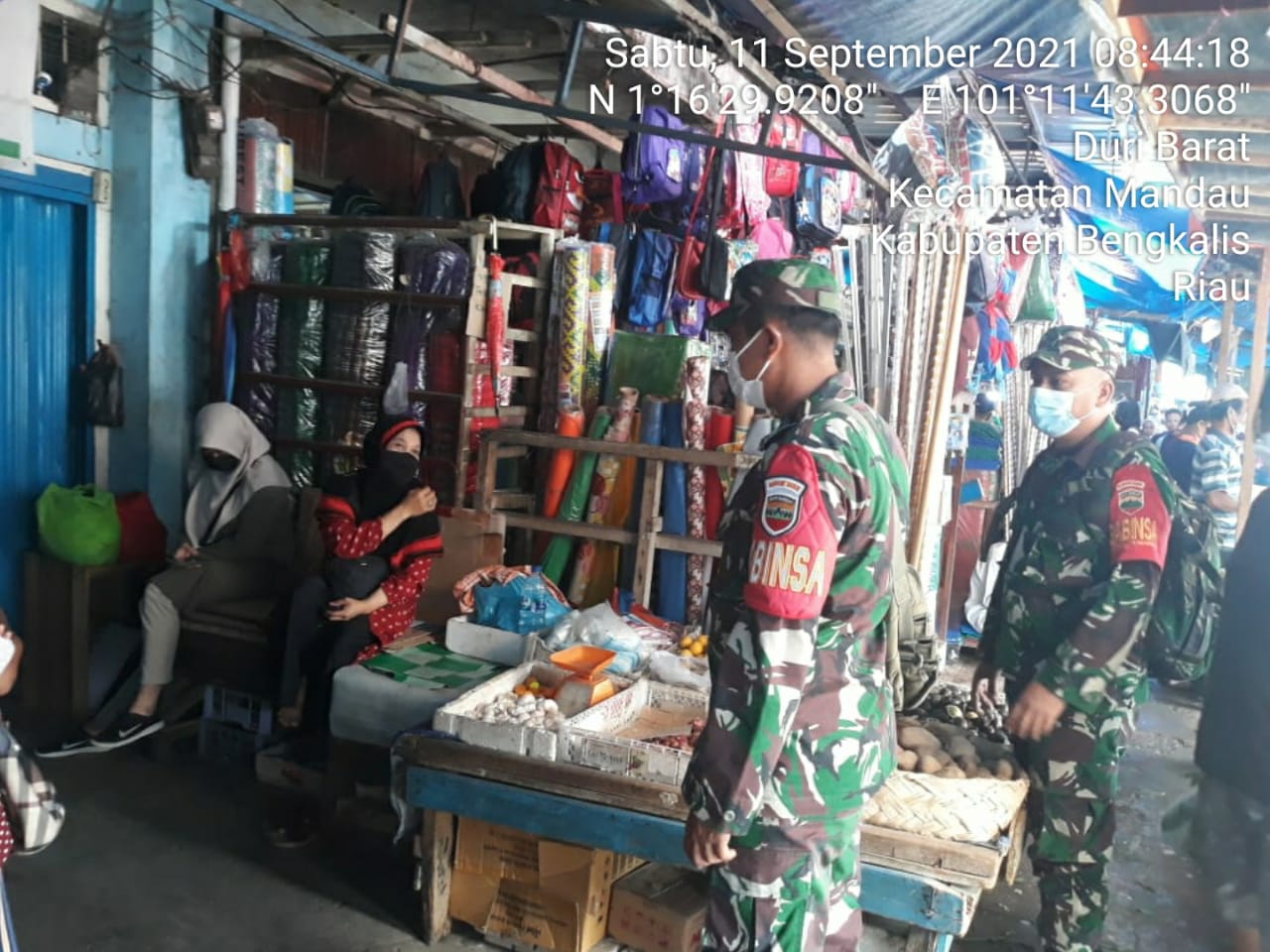 Sosialisasi 3 M di Pasar Dewi Sartika Serda A.T. Silaban dan Serda Joni