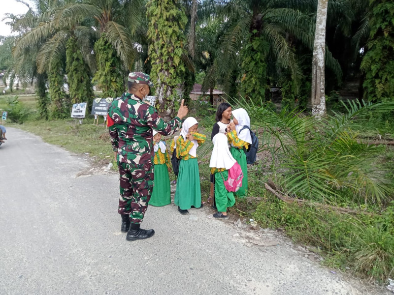 Babinsa Kopda P. Samosir Berikan Penyuluhan Pancasila Kepada Siswa SDN Desa Tasik Tebing Serai, di Kampung Pancasila