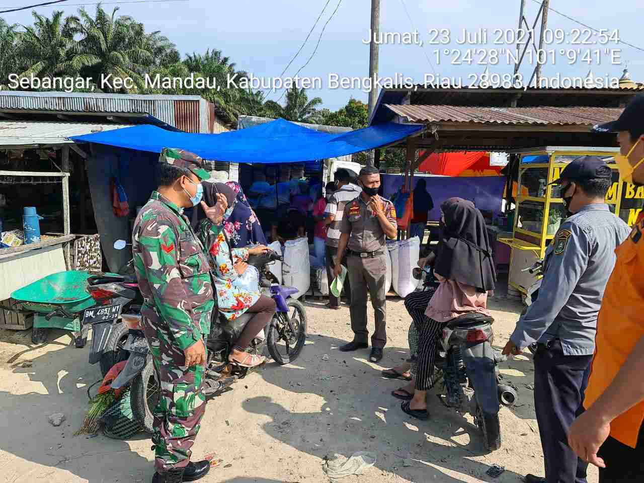 Himbau Pengunjung Pasar Sidomulyo Agar Protkes, Pesan Koptu Heriyadi Indra