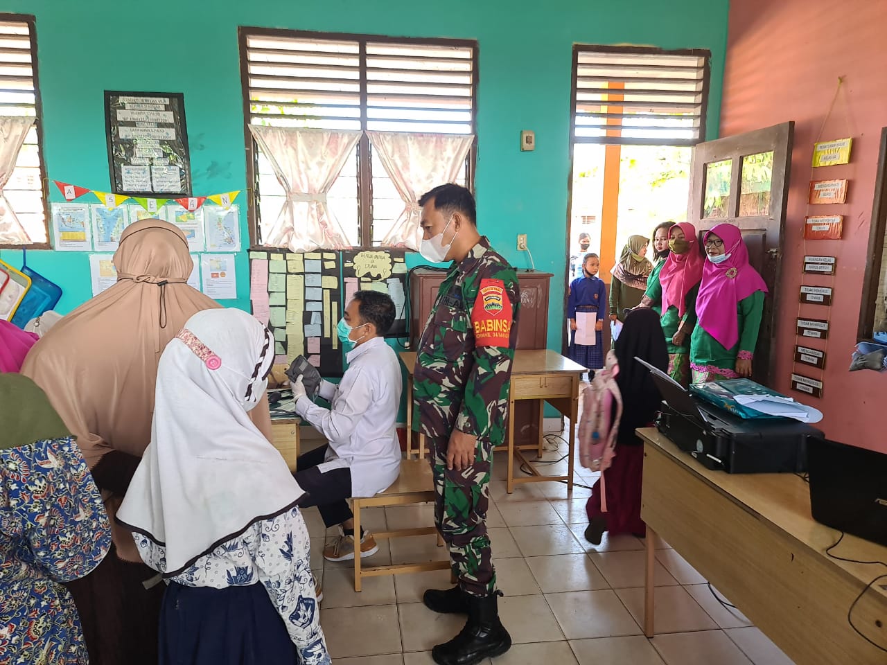 Babinsa Koramil 03/Mandau Serda Heriyadi Pendampingan Vaksin di SDN 26 Bathin Solapan