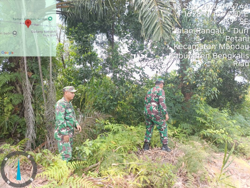 Patroli Karhutla Terus dilakukan, Babinsa Sertu Ahmad junaidi, Sertu Awaludin cek Lahan Rawan di Jalan Rangau, Batsol