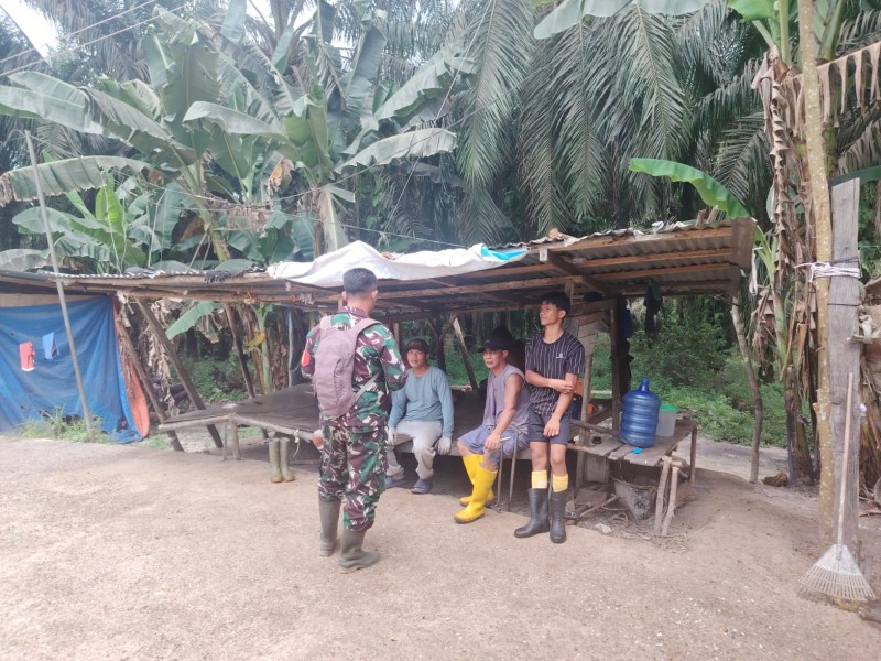 Babinsa Koptu Bambang Berikan Penyuluhan Pancasila Kepada Masyarakat Desa Pinggir