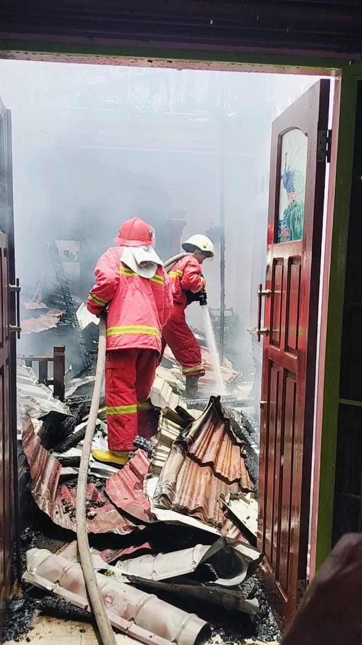 Diduga Konsleting Listrik, 1 Unit Rumah Permanen di Jalan Jeruk, Duri Terbakar