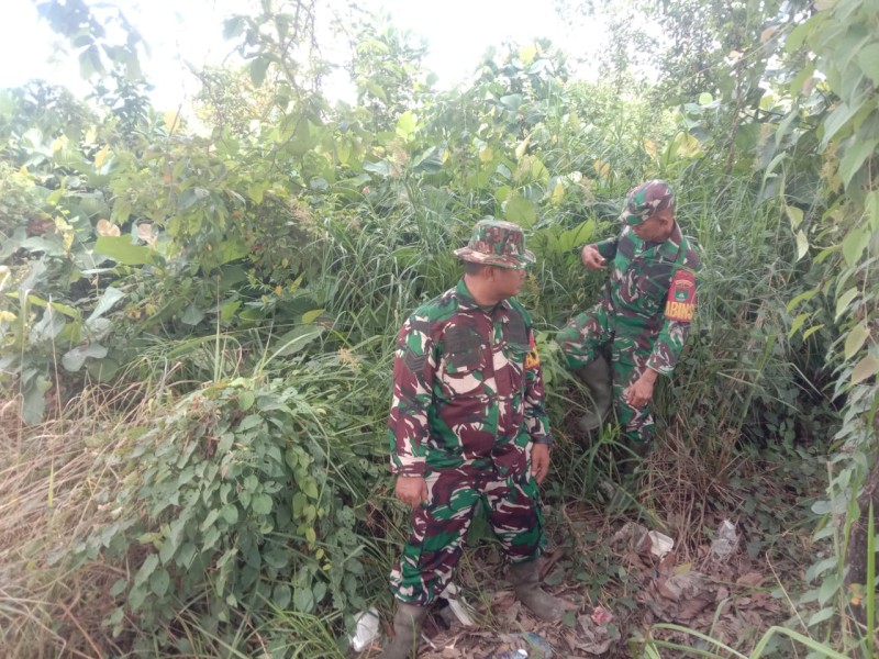 Babinsa Serka R Pardomuan, Sertu Roby, Sertu Handoko, Patroli Karhutla di Desa Buluh Manis, Kecamatan Batsol