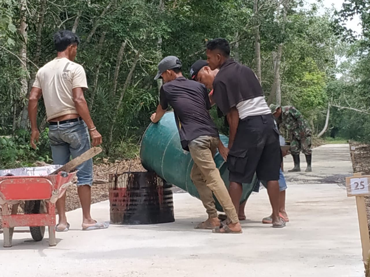 Semenisasi Jalan di Desa Api-api Sudah Bisa Dilalui