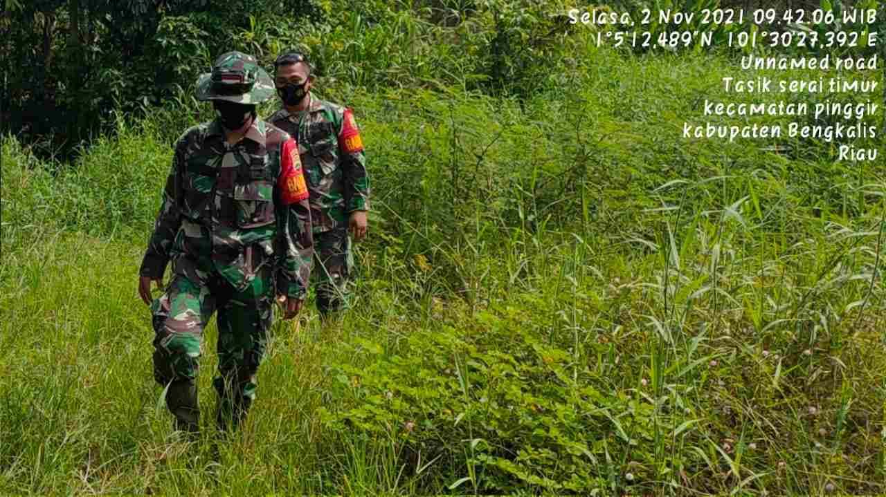 Serda M. Fikri dan Kopda Bambang Patroli Karhutla di 2 Lokasi