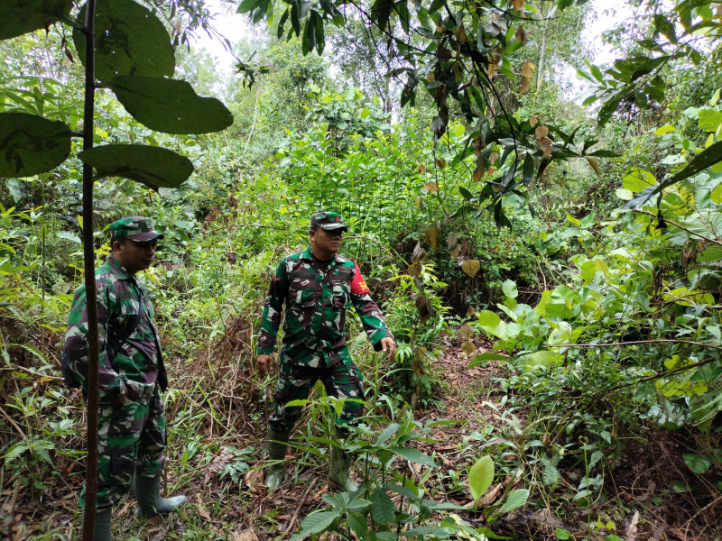 Terus Laksanakan Patroli, Babinsa Koramil 03/Mandau Serda AT. Silaban dan Kopda P. Samosir di Desa Melibur