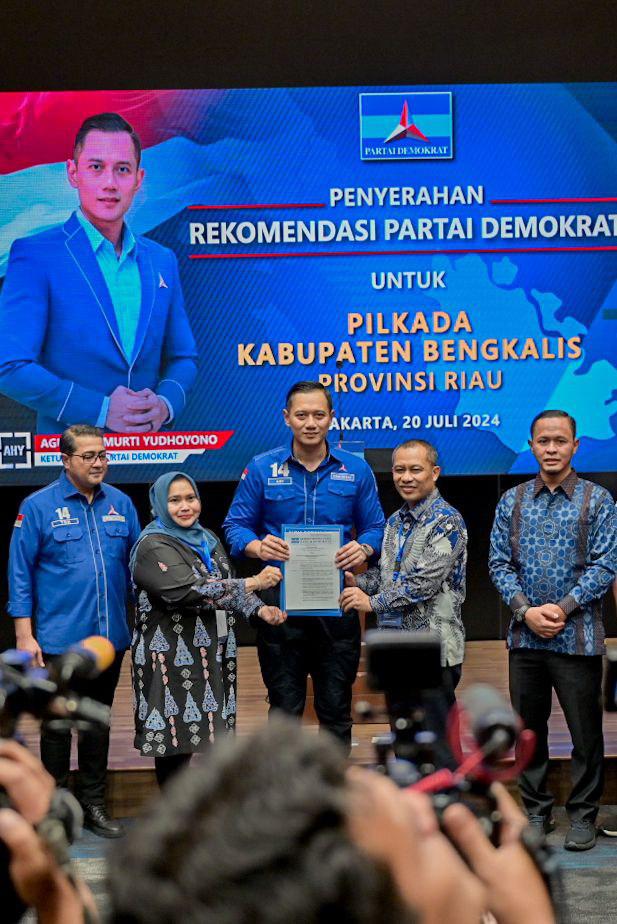 Kasmarni - Bagus Santoso Terima Surat Rekomendasi dari Ketua Umum Demokrat