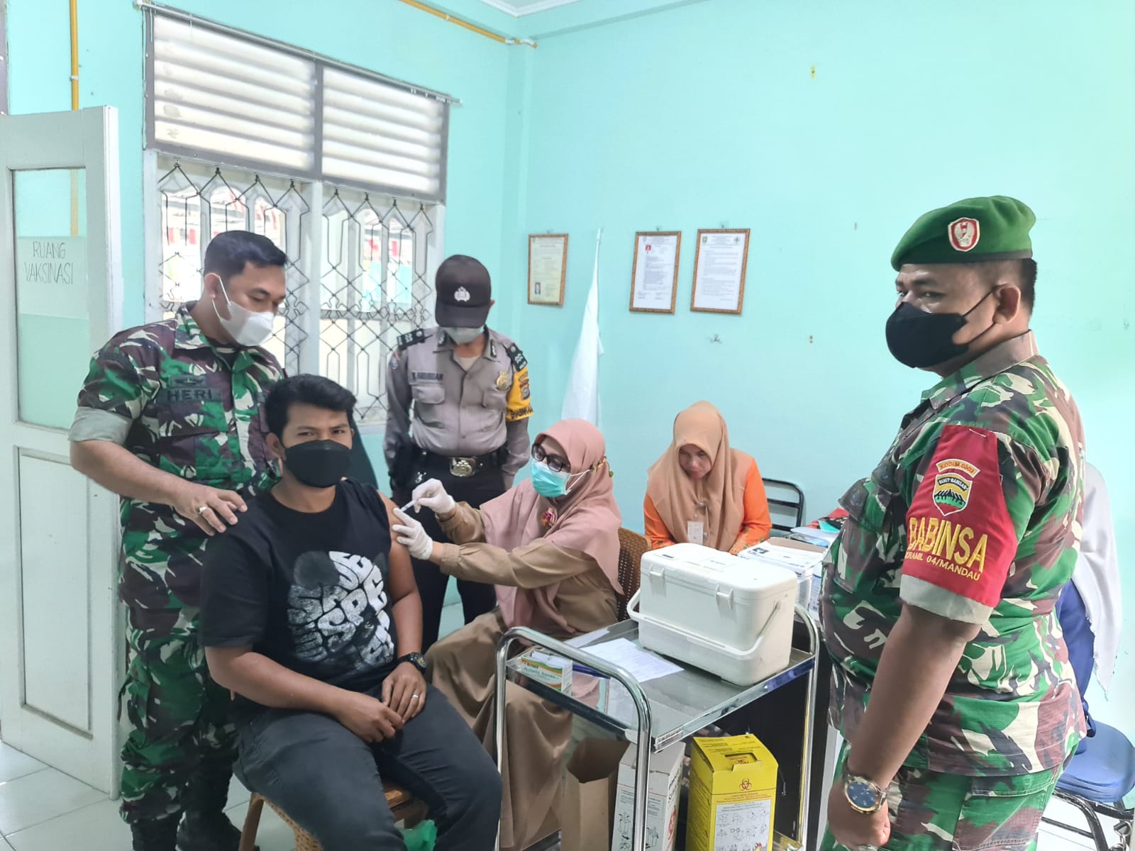 Babinsa Serma Agusliadi dan Serda Heri Dampingi Vaksinasi di Desa Tambusai Batang Dui