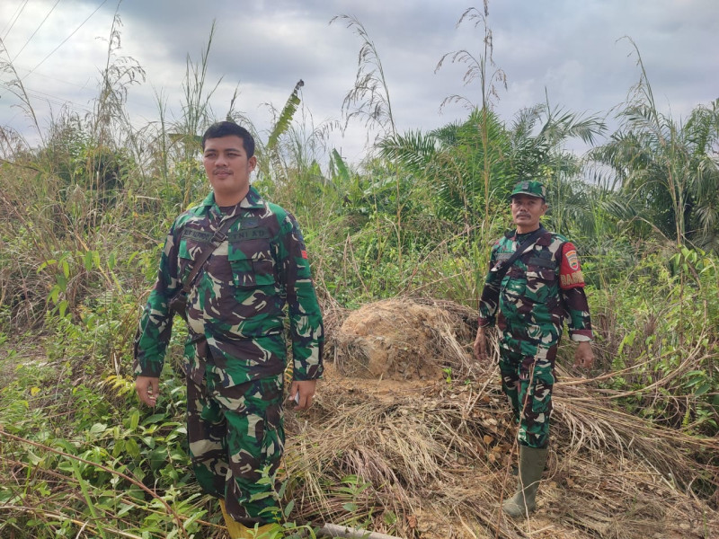 Cegah Karhutla, Babinsa Mandau Sertu SDG Barus, Serda Awaludin, Praka Alif, di Desa Petani