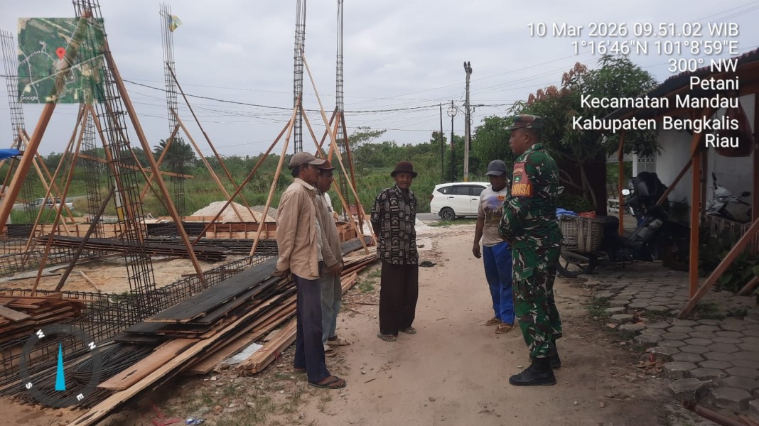 Babinsa Sertu Ahmad Junaidi Berikan Penyuluhan Pancasila Kepada Warga Desa Petani, Mandau