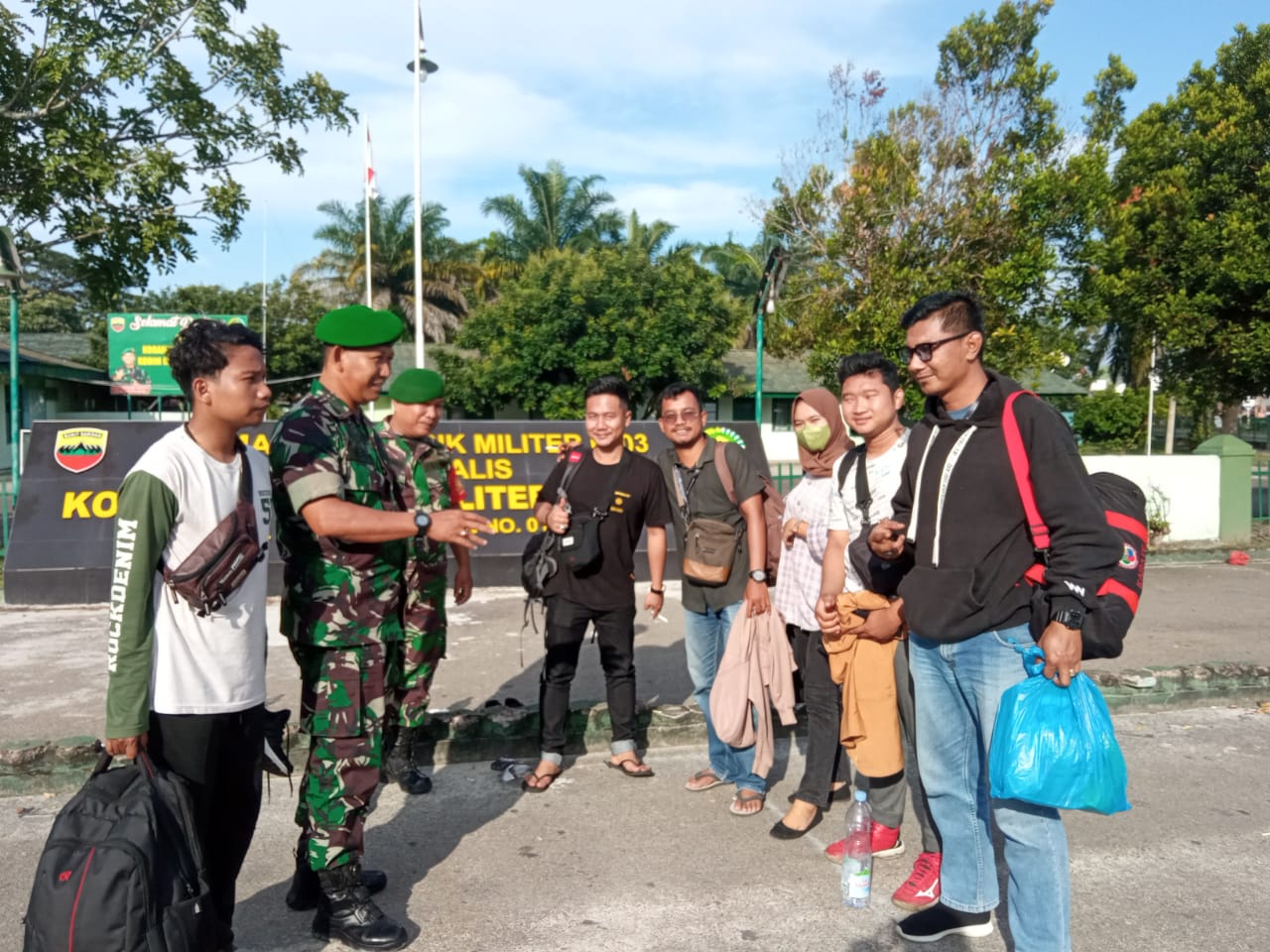 Penegakan Protkes Babinsa Pelda Amiruddin dan Serda P. Sinaga di Batang Serosa