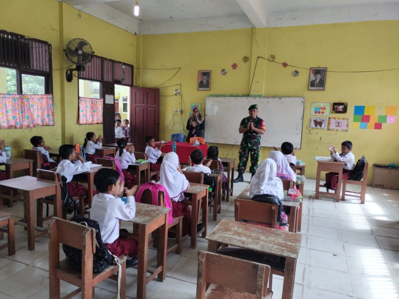 Komsos Pancasila Oleh Babinsa Serda AT. Silaban, Terus disampaikan Kepada Siswa SD Kampung Pancasila