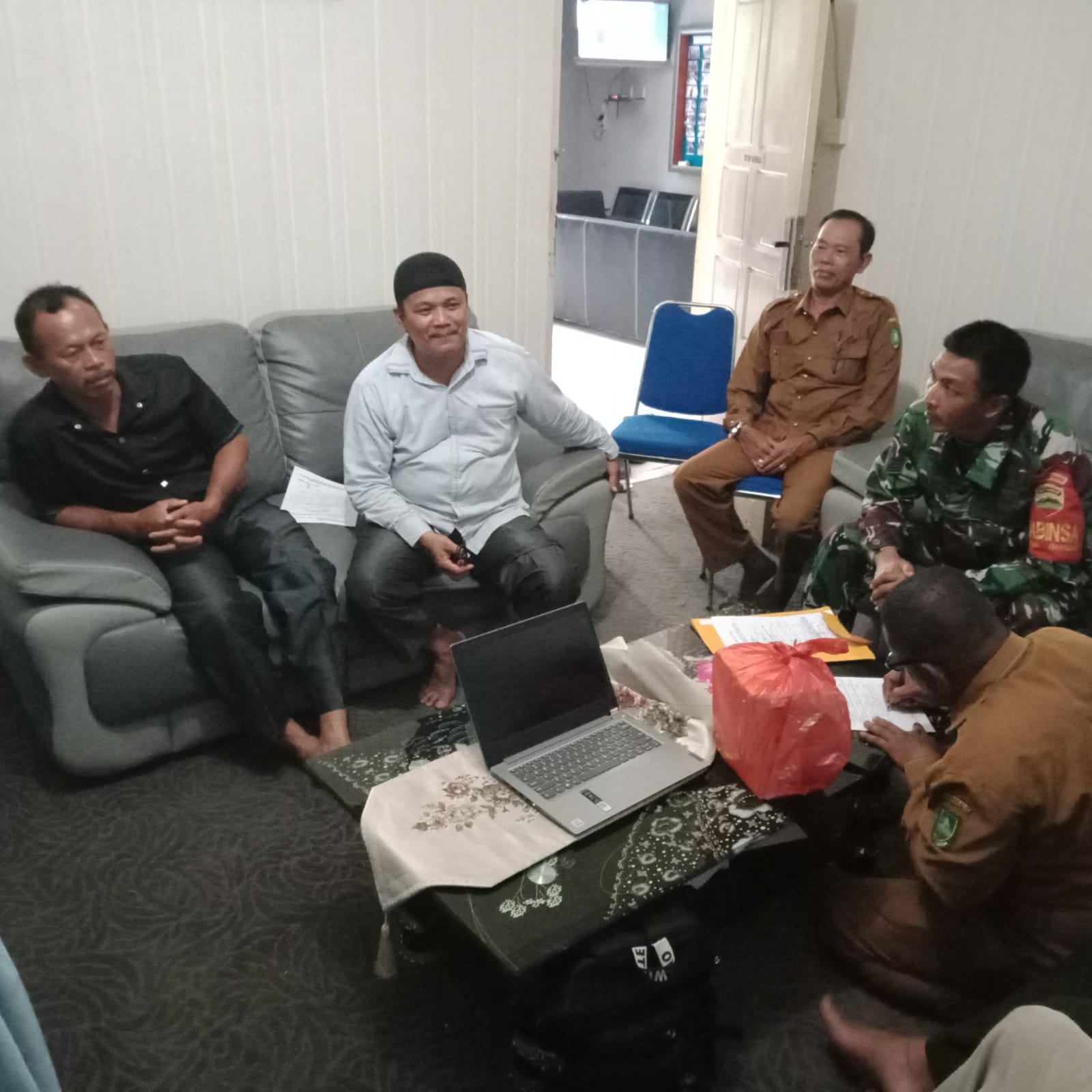 Serma Suprapto Sosialisasi Bahaya Karhutla di Desa Muara Basung