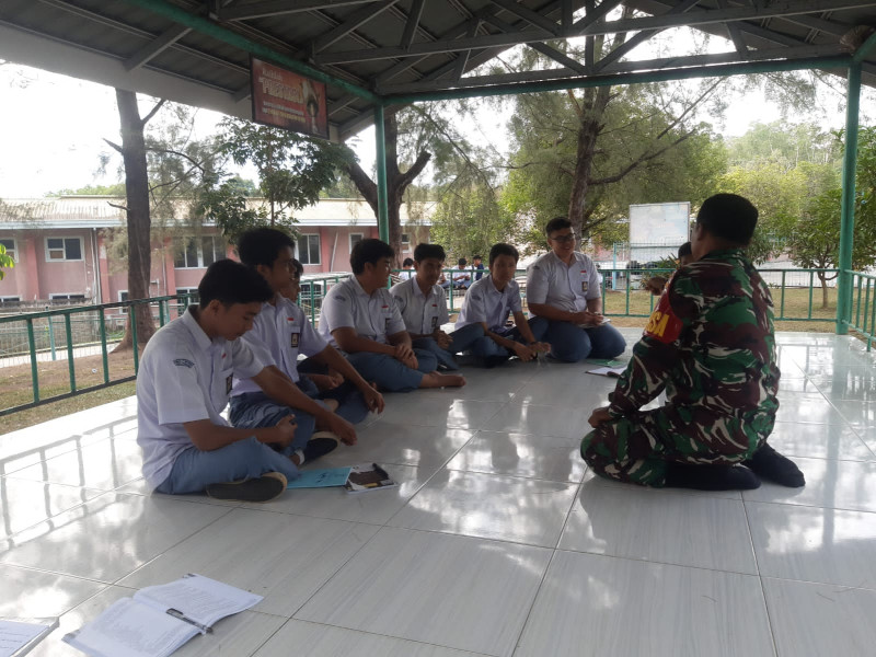 Babinsa Koramil 03/Mandau Serka N. Saragih Wasbang Kepada Siswa SMA di Mandau