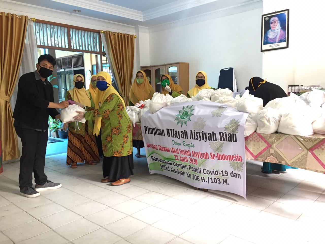 PW Aisyiyah Riau Bagikan Sembako dan Masker Kain ke Masyarakat