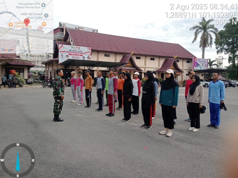 Babinsa Serda Z. Panjaitan Latih PBB Kepada Siswa SMAN 2 Gajah Sakti dan Penyuluhan Pancasila