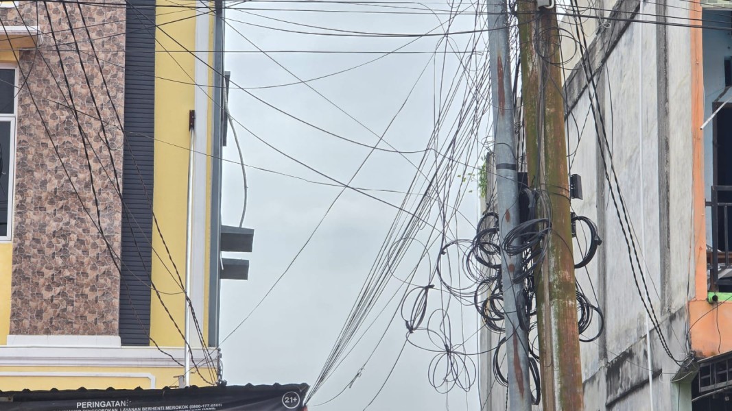 Diduga Tak Berizin, Kabel Internet Terjuntai dan Semerawut, Membahayakan Masyarakat