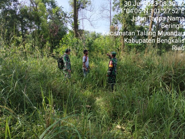 Terus Laksanakan Patroli, Babinsa Koramil 03/Mandau Serda M. Fikri dan Serda AT. Silaban di RT 3 RW 1 Desa Beringin
