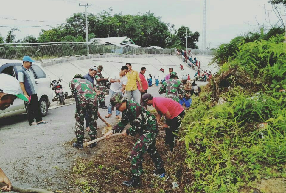 Kebersamaan Masyarakat Dalam Kegiatan Goro Di Desa Tambak Langgam