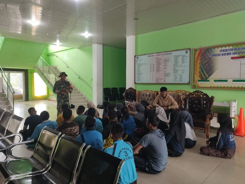 Babinsa Serda Awaluddin Berikan Komsos Pancasila Kepada Siswa Paskibaraka di Kecamatan Bathin Solapan