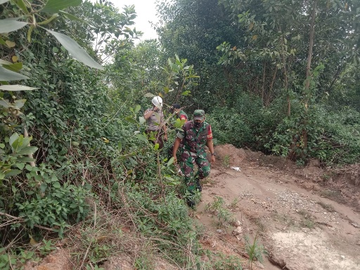 Serda Joni dan Koptu Ml. Silaban Patroli Karhutla di Desa Pematang Obo