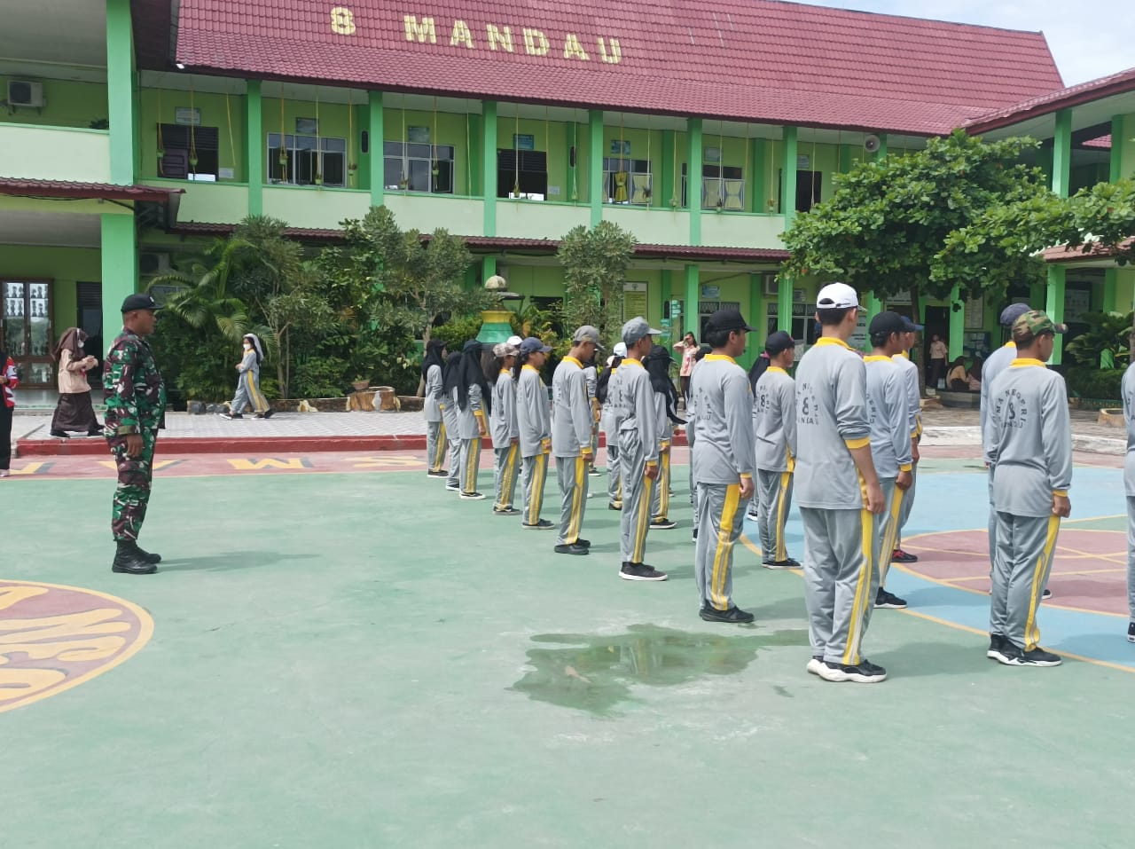 Babinsa Anggota Koramil 03/Mandau Latih PBB Siswa dan Siswi SMAN 8 Mandau