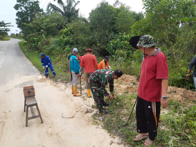 Antisipasi Musibah Banjir, Babinsa Serka N. Saragih, Masayarakat Laksanakan Goro Bersama di Desa Pinggir