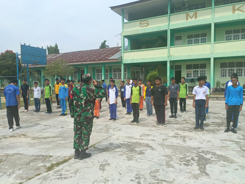 Babinsa Sertu Agung Saputro Berikan Penyuluhan Pancasila Kepada Siswa di Kelurahan Air Jamban, Mandau