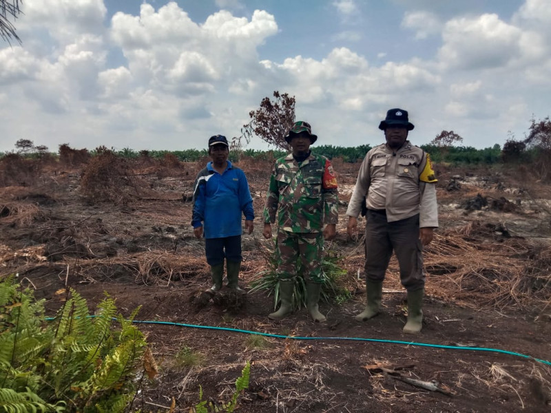 Upayakan Pemadaman dan Pendinginan, Babinsa Serda Paino dan Kopda Yusup dan Tim Terjun ke Desa Pamesi